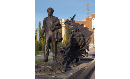 Памятник Мустаю Кариму (ул.Мустая Карима). Скульптор А.Ковальчук (2013). Перед зданием Дома профсоюзов. Бронзовый скульптурный ансамбль высотой 6 м и длиной 15 м. В основе композиции – повесть "Долгое-долгое детство". На переднем плане – фигура